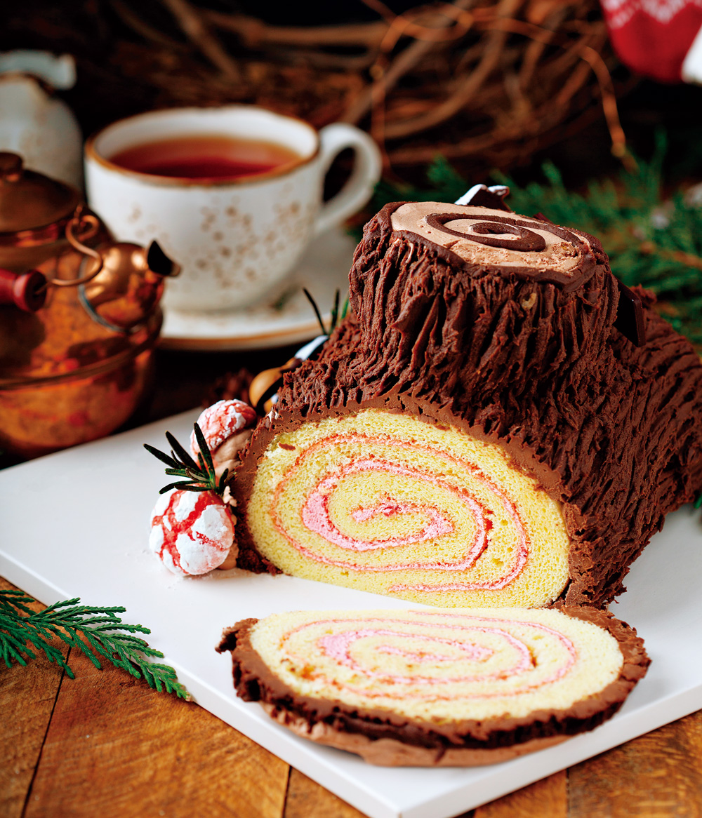 傳統的木柴蛋糕以蛋糕捲搭配奶油霜，加上可愛裝飾突顯耶誕氣氛。（攝影／陳穎（Ying C.））