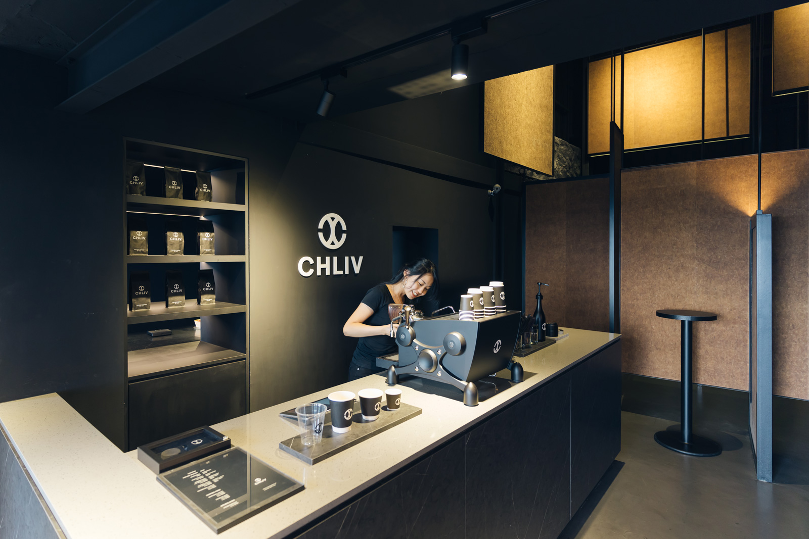 「CHLIV」的店內設計將暗黑美學發揮到極致。（攝影：陳鴻文）