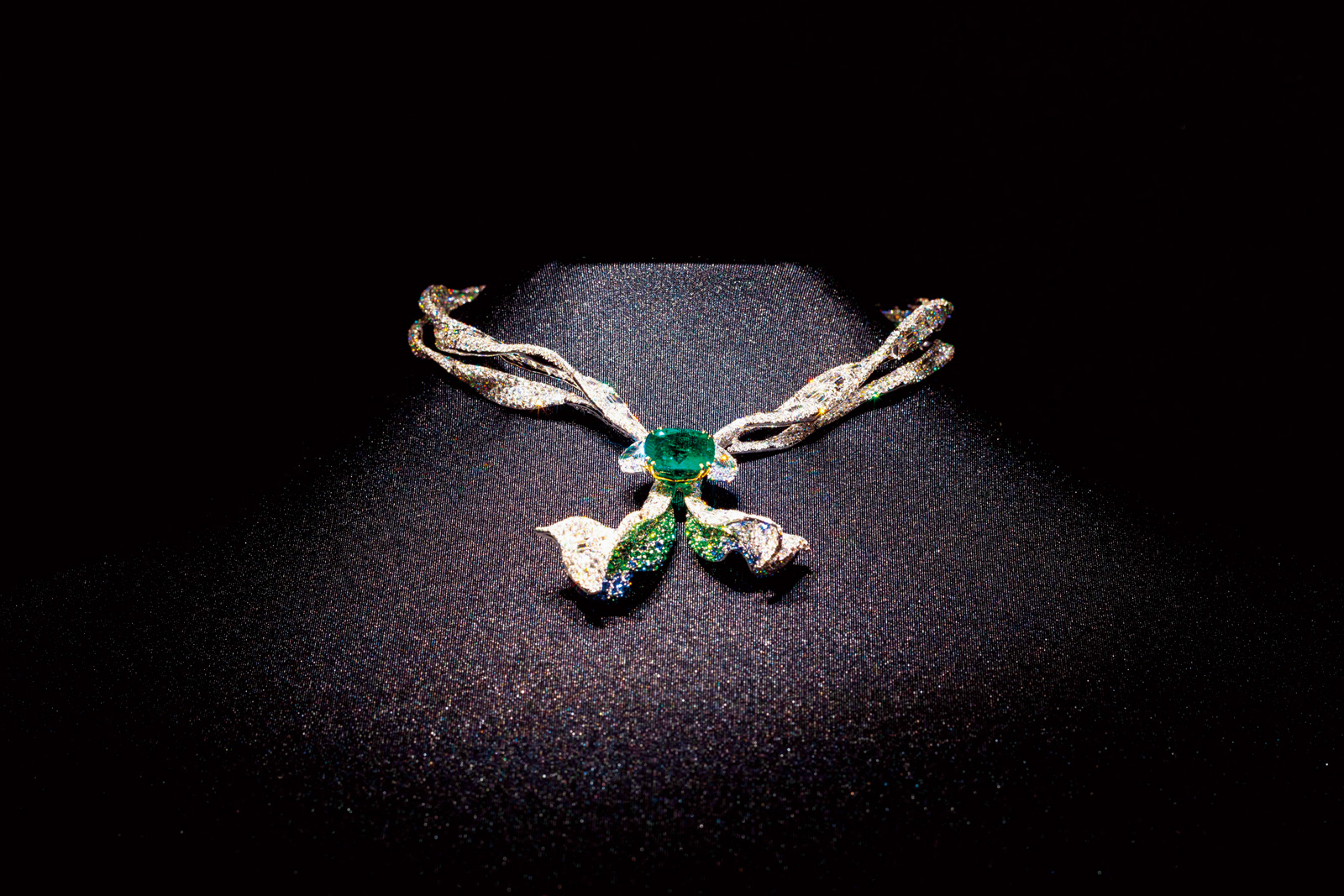 利用特製氣壓裝置，「生命之頸」伸縮活動展架從平面升起，呈現實際配戴的樣貌。（圖片來源／Cindy Chao）