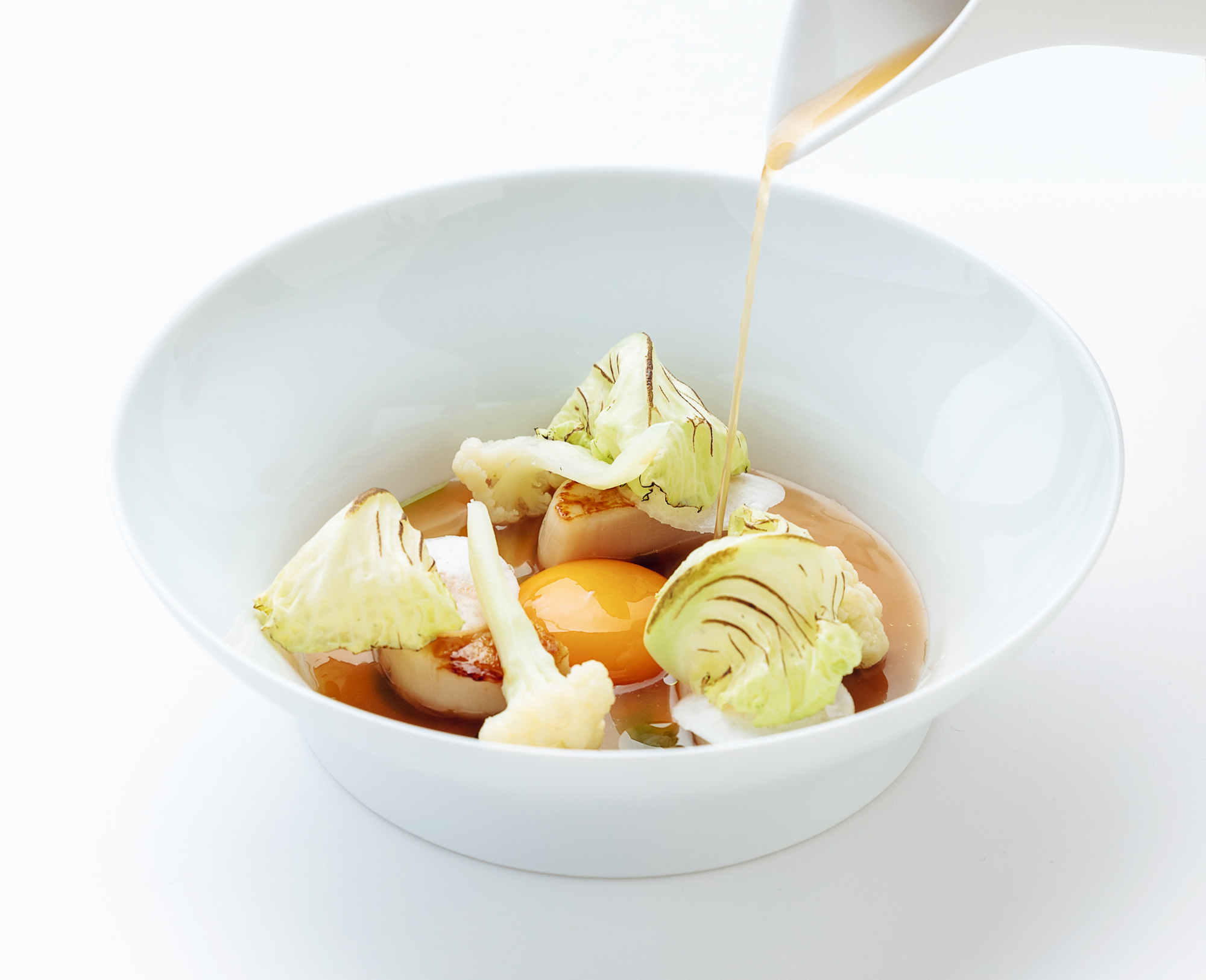 靈感來自干貝燉雞湯，最後再把蒔蘿油化成漂浮於湯上的綠點，為湯品提味。（圖片來源／AD ASTRA）