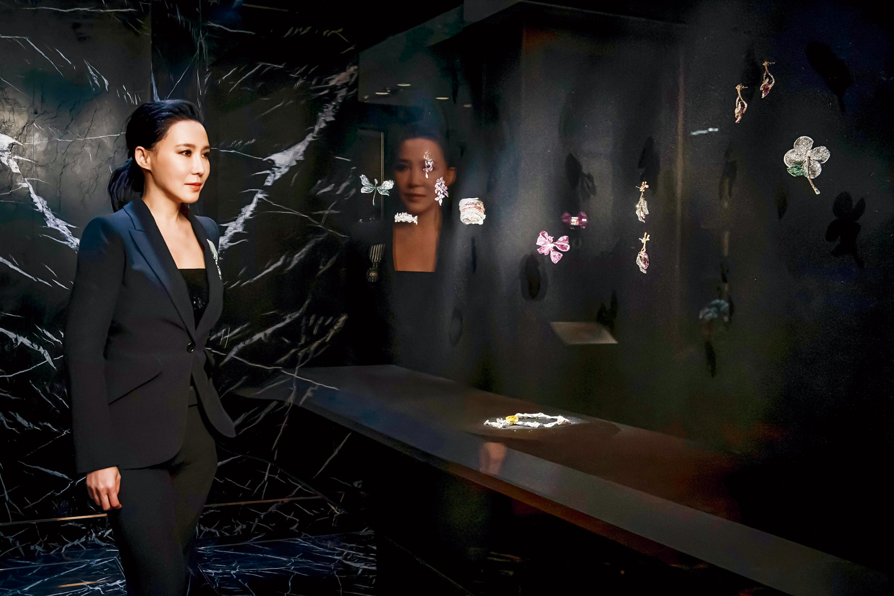 趙心綺在國外展覽會看見無重力飄浮展櫃技術，引入裝置於典藏館，觀者可欣賞珠寶360度所有細節。（圖片來源／Cindy Chao）