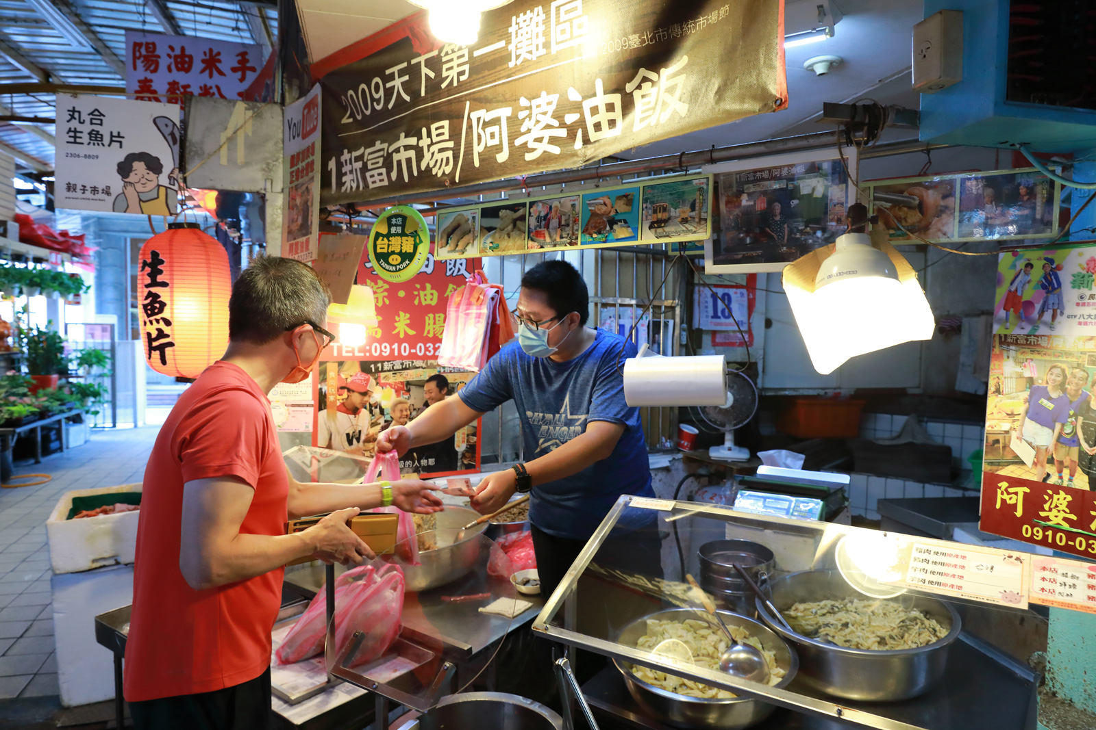 東三水市場的歷史名攤「阿婆油飯」是沈方正的最愛。（攝影：游家桓）