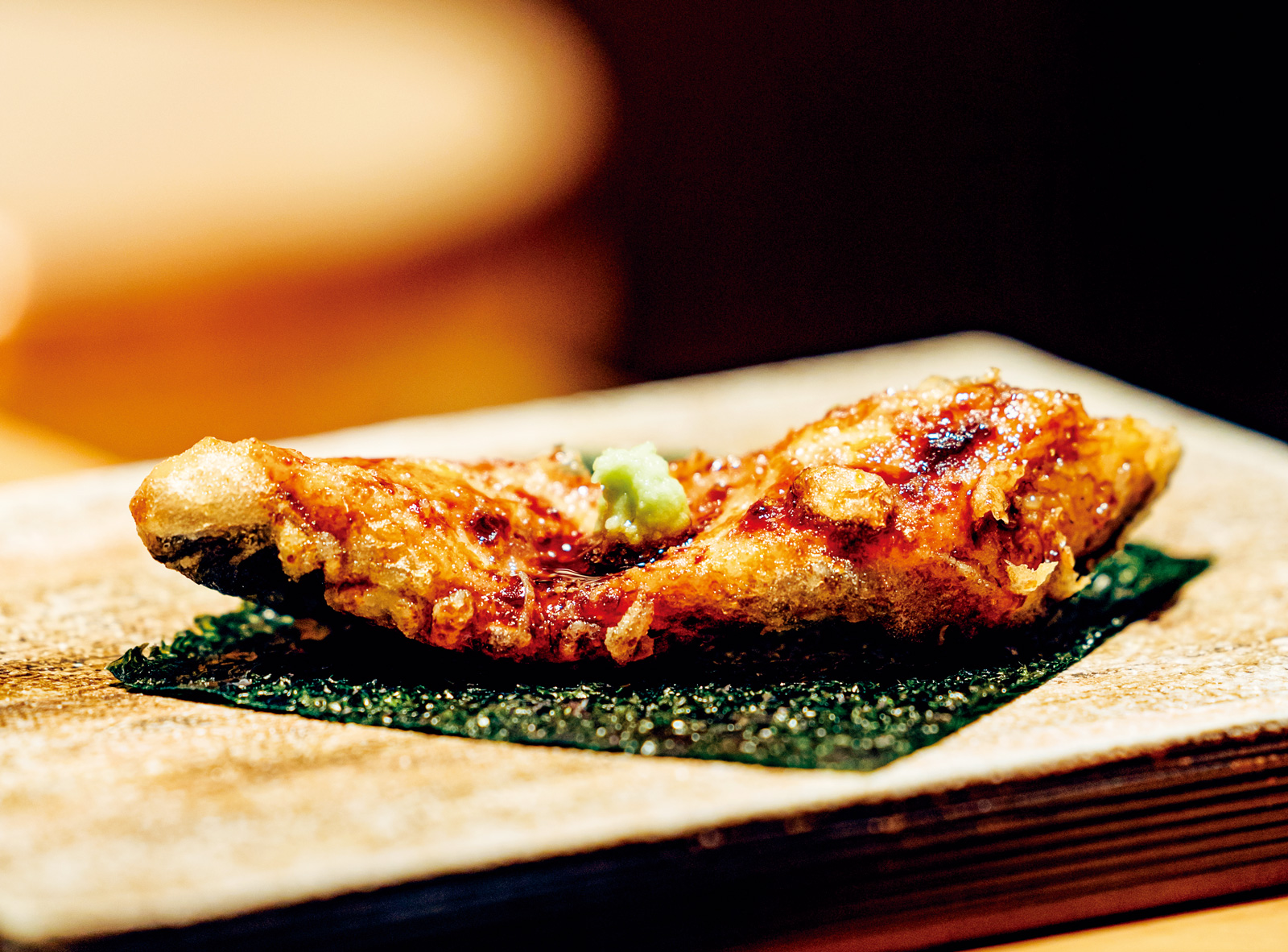 鮨天本的招牌料理之一，將烤到皮脆肉嫩的鰻魚搭配烤過的海苔食用，展現一流烤工。（圖片來源／登龍門）