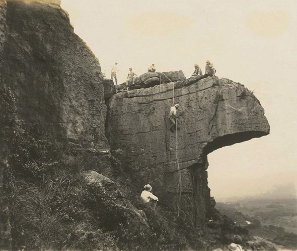 〈攀岩練習—懸垂〉，圖為台灣山岳會會員們於北投知名岩場（大砲岩）練習之影像。（圖片來源／國家攝影文化中心）