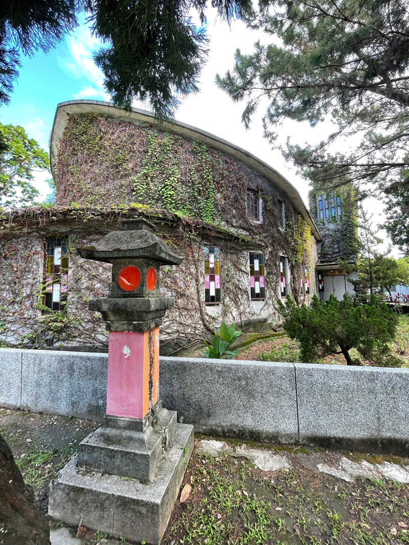 嘉義公園內的神社主殿雖然被改成高聳的「射日塔」，但是石燈籠等附屬建築，依然保存完整。（攝影／李清志）