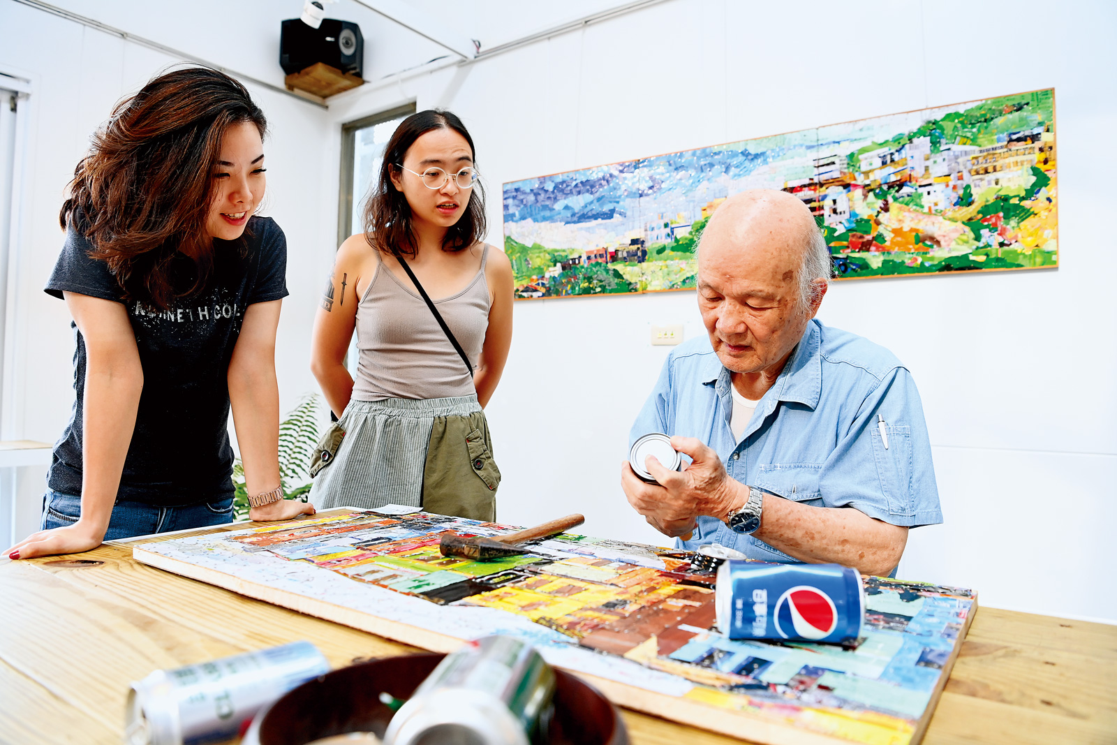 現年83歲的釘畫師胡達華，退休後回到故鄉九份，用熟悉的五金材料敲敲打打，把九份記憶釘在木板上，成為一幅幅釘畫。（攝影／程思迪）