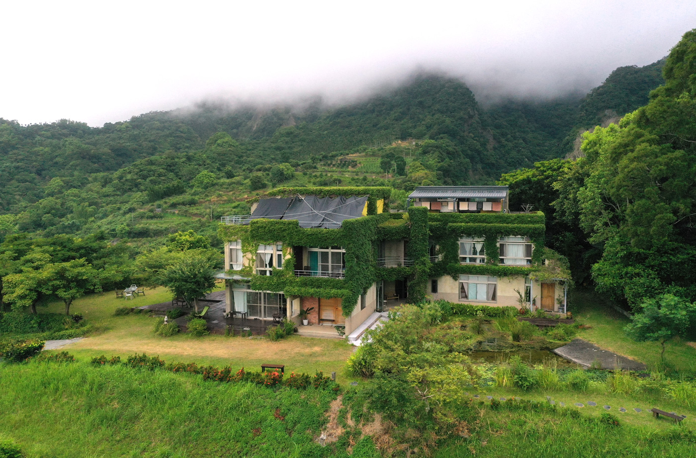 隱身長濱山中的民宿，房子設計和周邊環境融為一體。（攝影／程思迪）