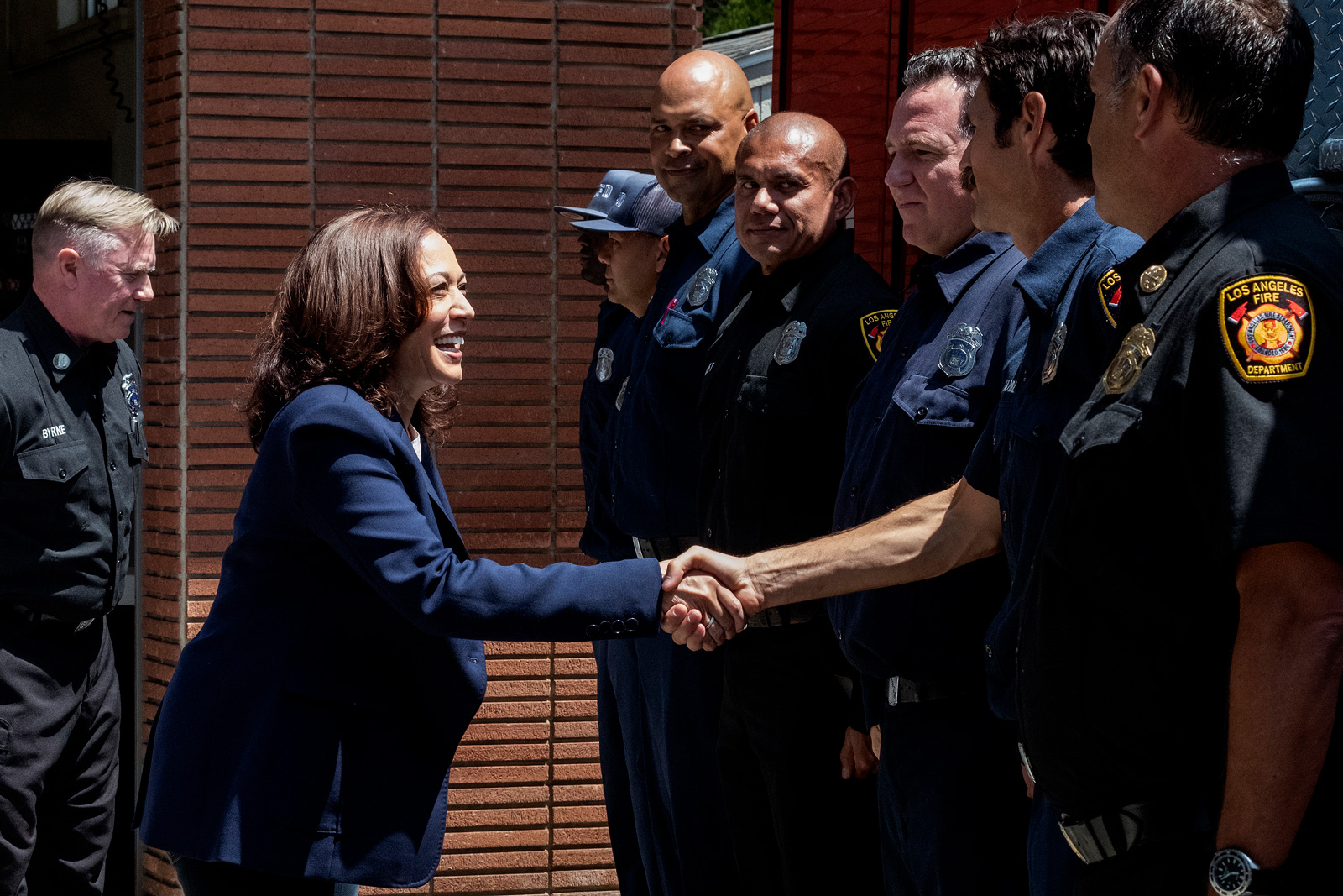 美國副總統賀錦麗(Kamala Harris)訪問洛杉磯消防局時,主動伸出手問候基層隊員們。(圖片來源/達志影像)