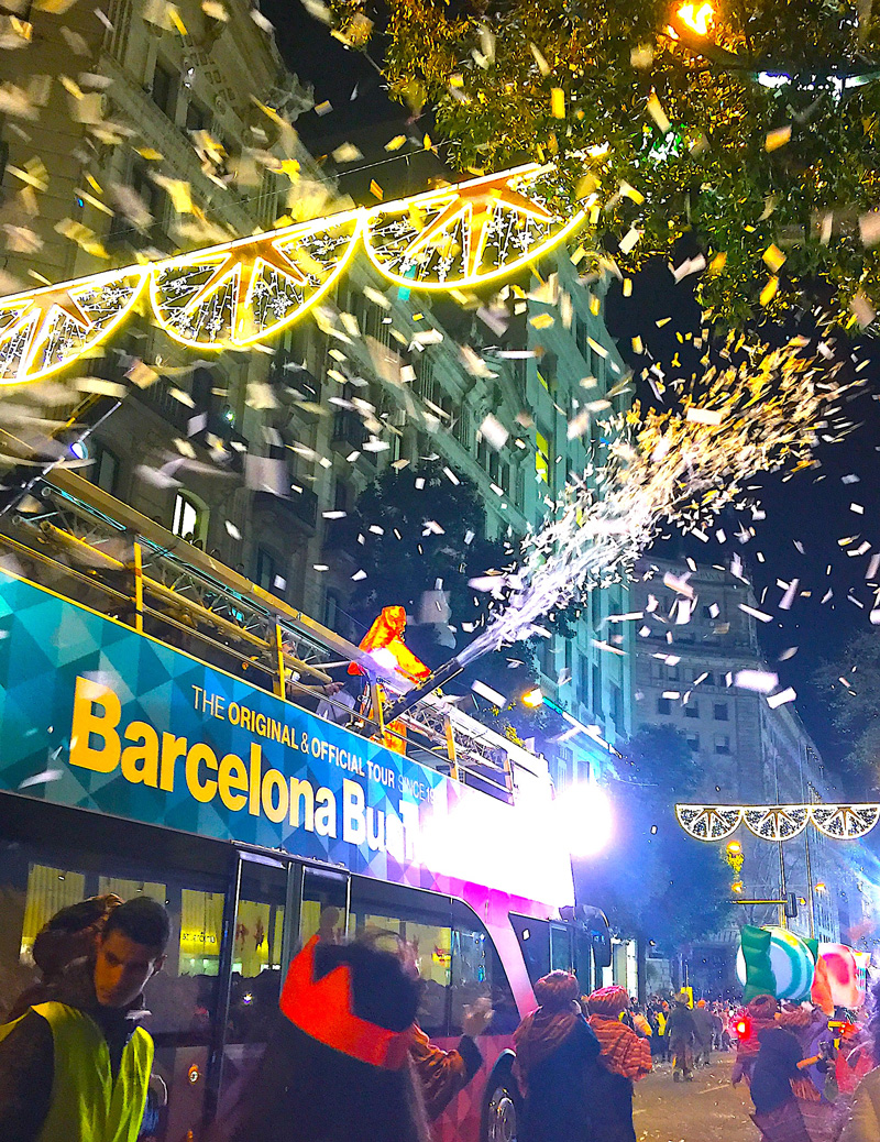 西班牙「三王節」前一夜花車大遊行，如消防車噴水般撒下色彩繽紛的糖果和紙花。（攝影／楊志弘）