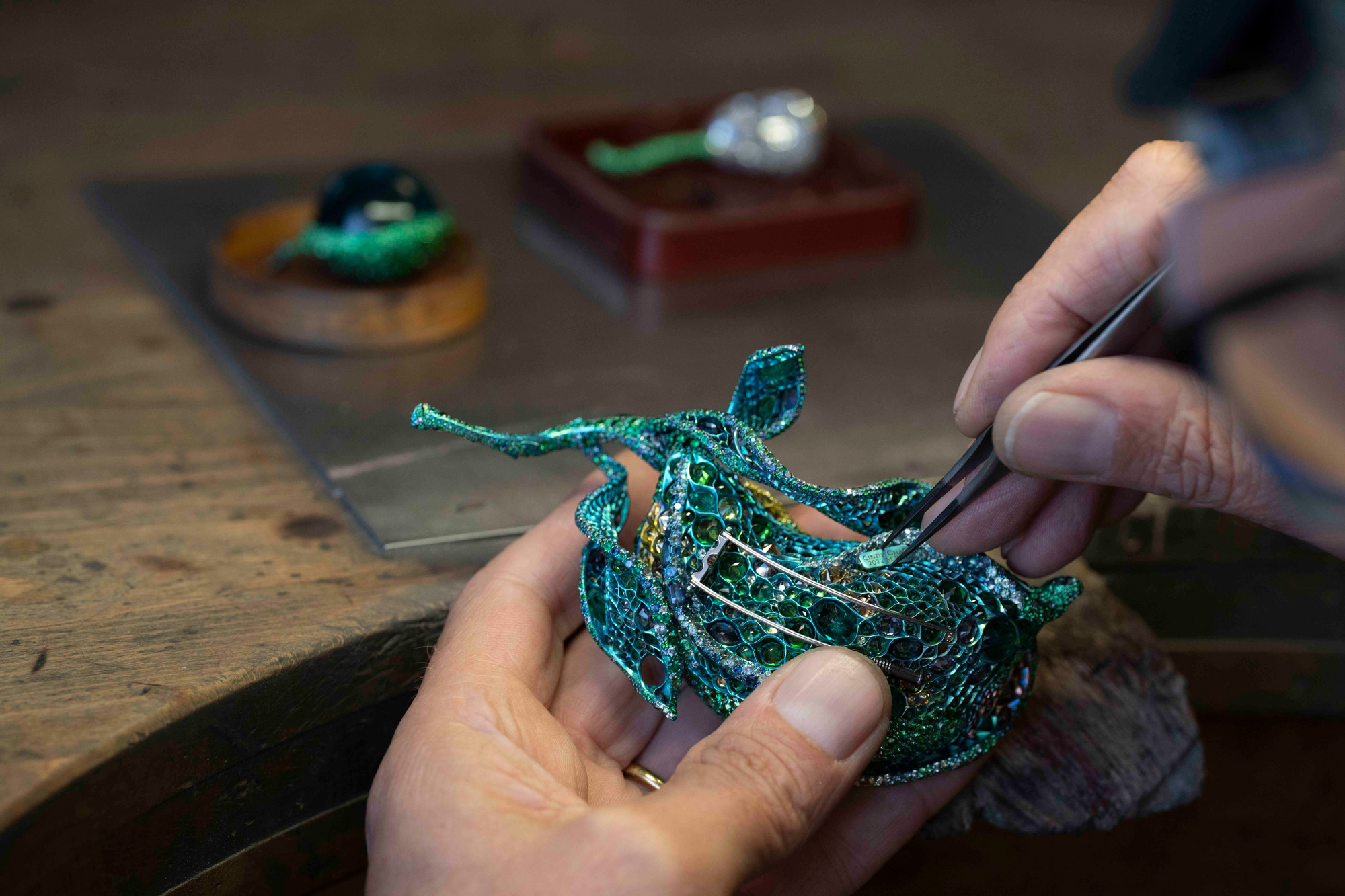 「春之荳蔻胸針」採用油畫色彩堆疊方式，鑲嵌疊加組合各色系寶石，塑造立體光影。（圖片來源／Cindy Chao）