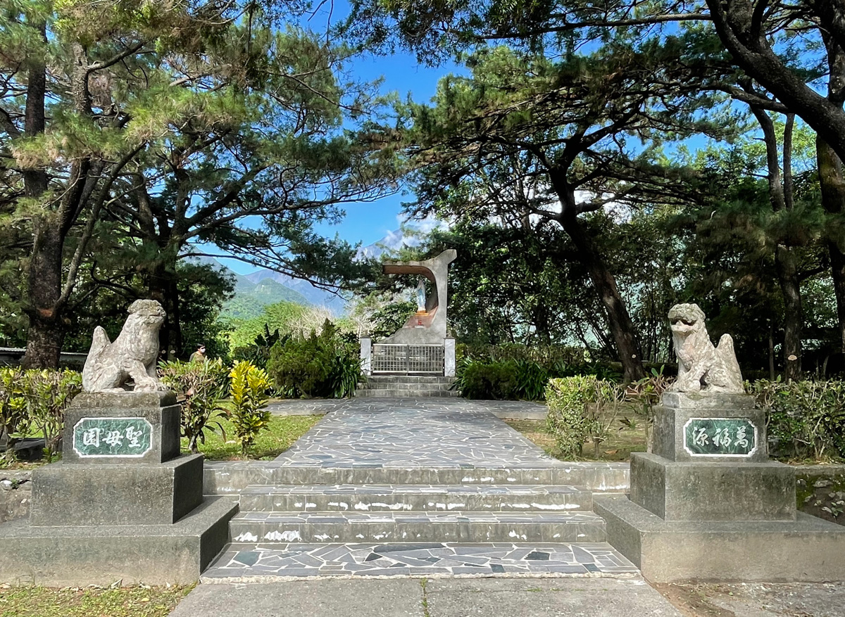 狛犬形似獅子和犬，原是日本神社前的神獸，但是天主教堂的神父並不以為意，仍然將其保留。（攝影／李清志）