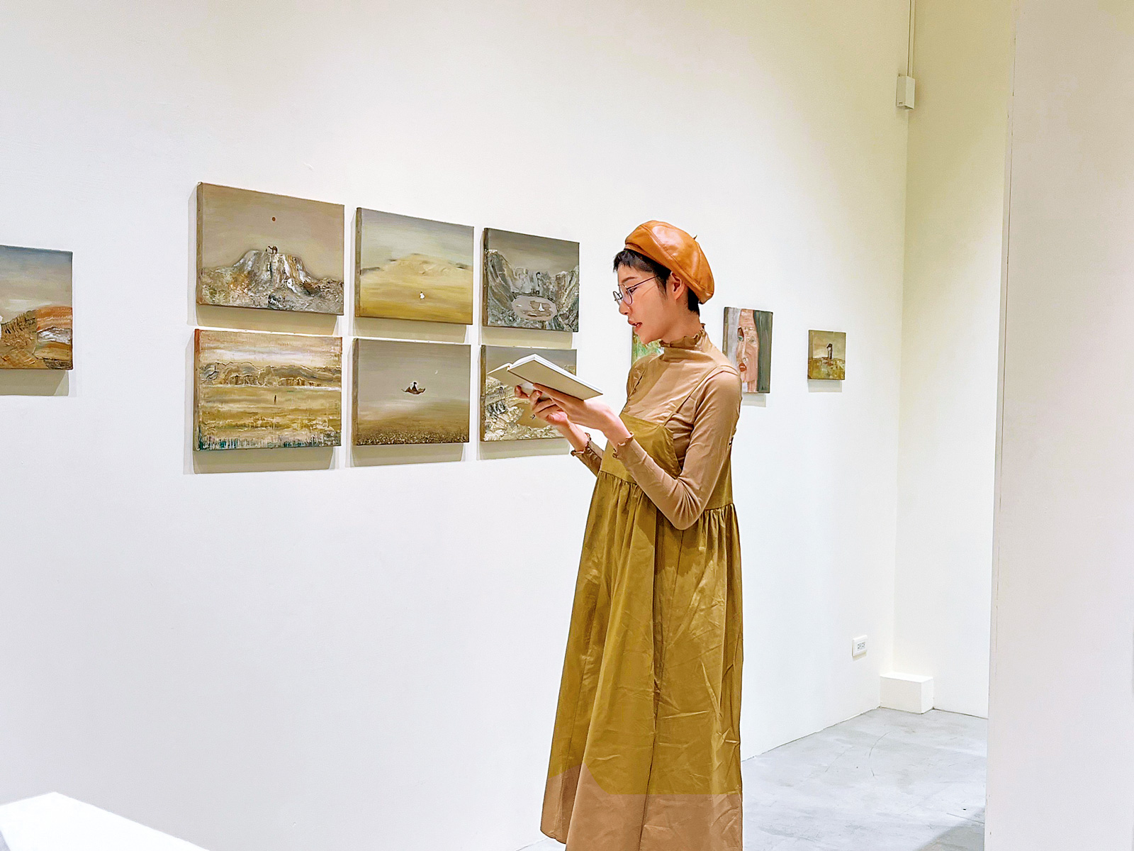 Lupa在導覽時先朗讀她為這次個展寫下的詩句。(攝影/楊絲貽)