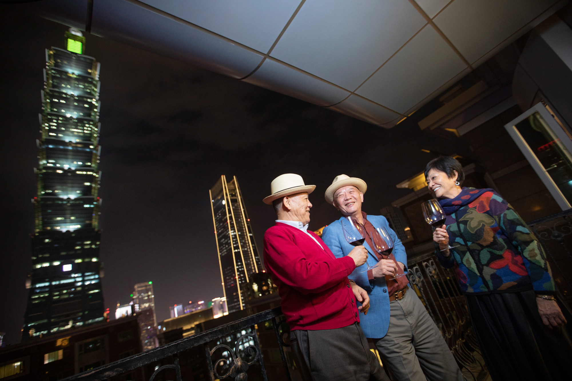 何湯雄家陽台可近距離觀賞台北101，是賓客必踩打卡點。（攝影／郭涵羚）