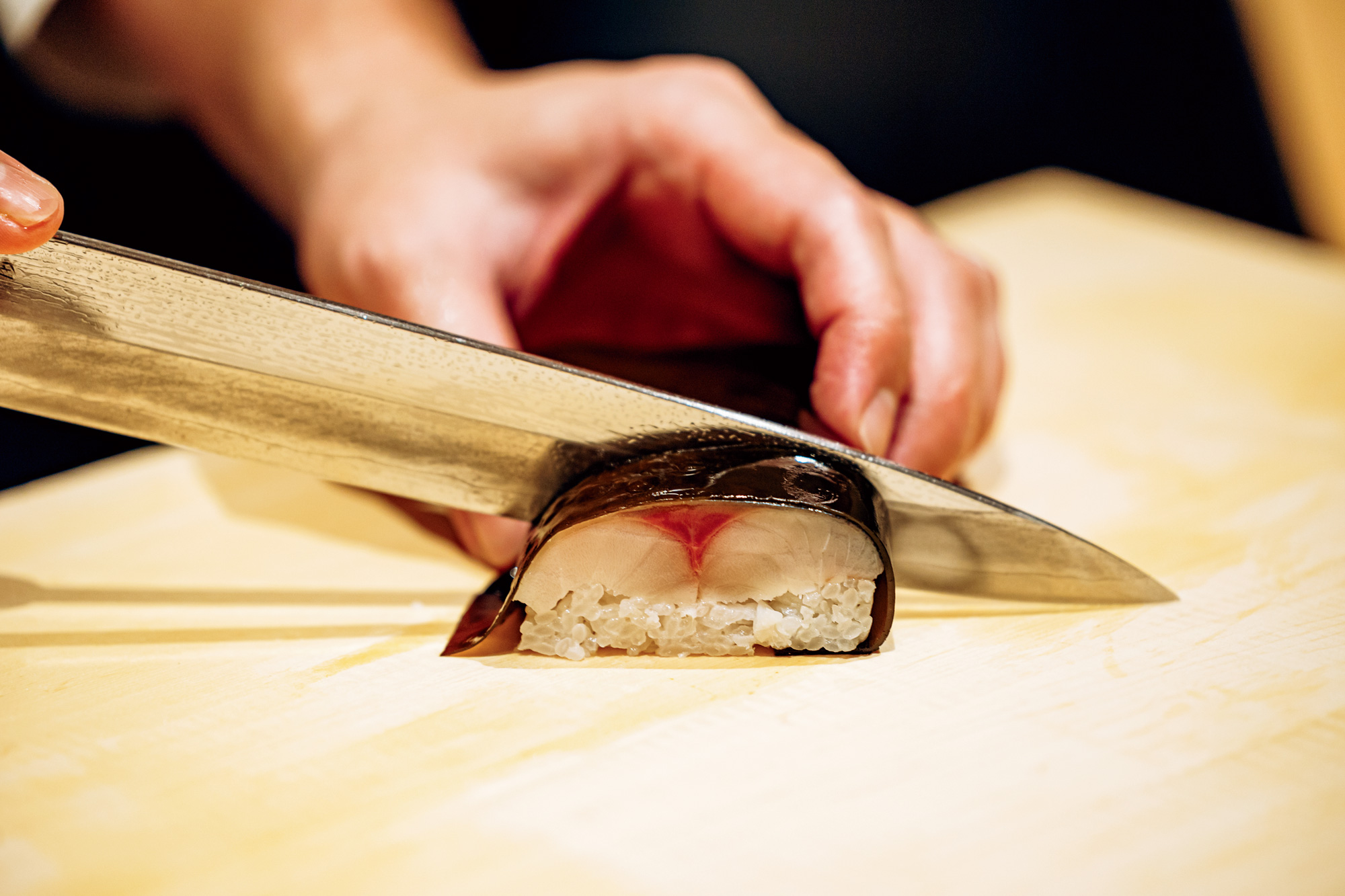 使用松前昆布包入鯖魚和醋飯的鯖魚押壽司，讓人享受亮皮魚的季節肥美滋味。（圖片來源／登龍門）