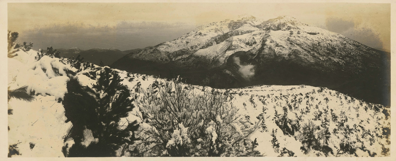 〈七星山的雪景〉1932年末，大屯火山群降下了罕見的大雪。此畫面是由小觀音山拍攝七星山，畫面中央呈現雙峰的大山即七星山塊。（圖片來源／國家攝影文化中心）