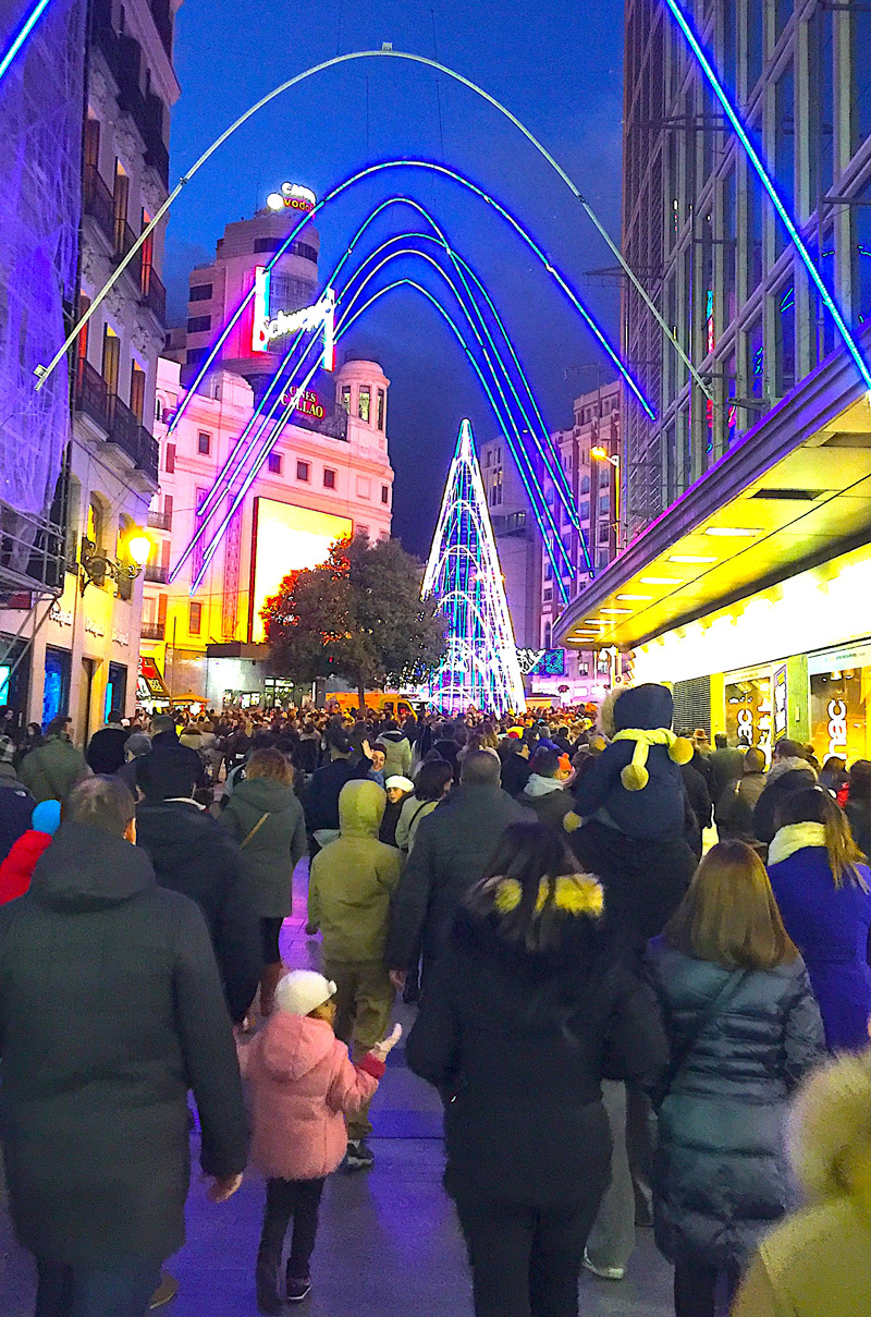 聖誕節日的燈飾閃亮登場，街道上擠滿了人，似乎全馬德里的人都離開了屋子，佔滿了街頭巷尾。（攝影／楊志弘）
