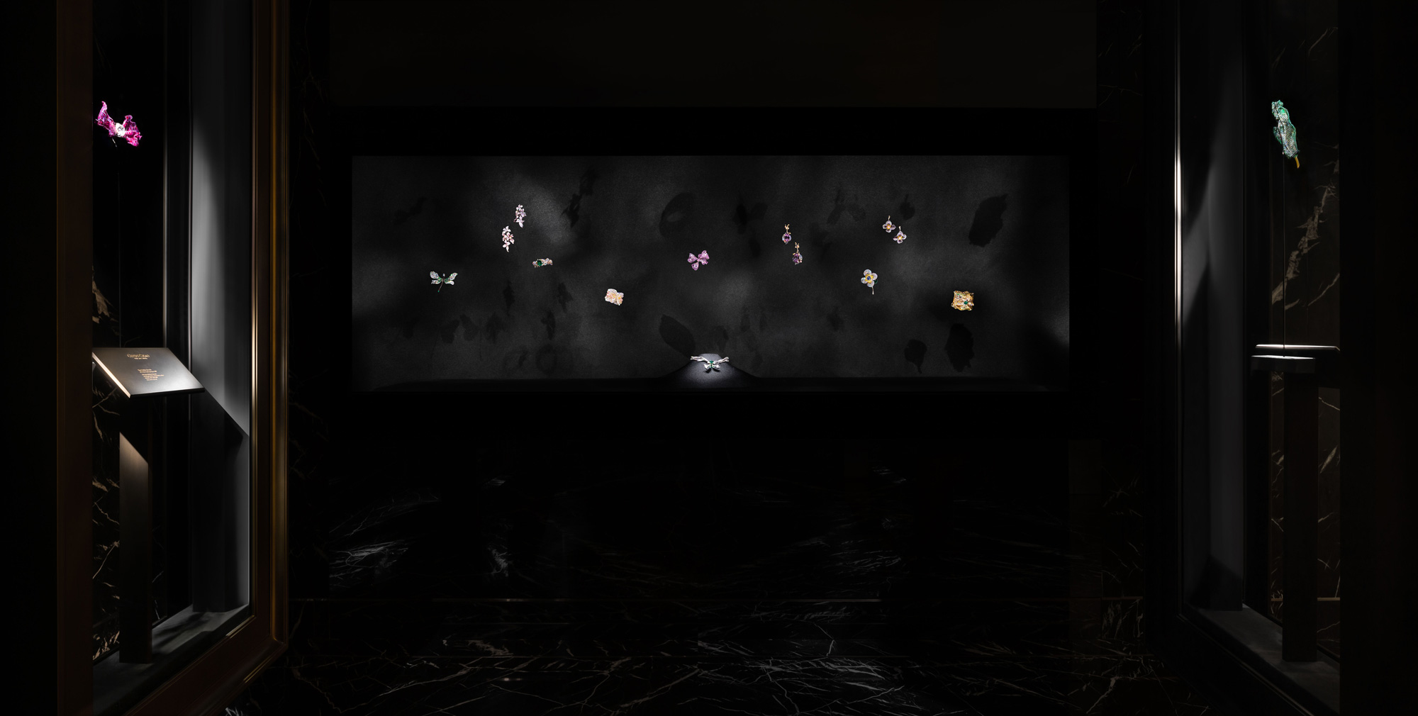 全球體積最大的「無重力展櫃」，珠寶如魔術般飄浮空中，隨音樂緩緩轉動。（圖片來源／Cindy Chao）