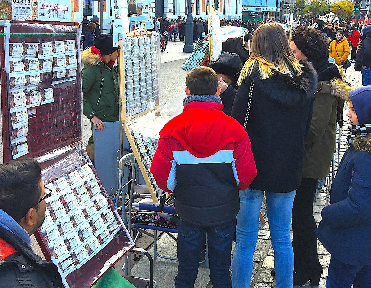 西班牙各地廣場，放眼望去盡是銷售彩券的攤鋪，聖誕彩票總彩金高達23.8億歐元，對彩券迷有致命吸引力。（攝影／楊志弘）