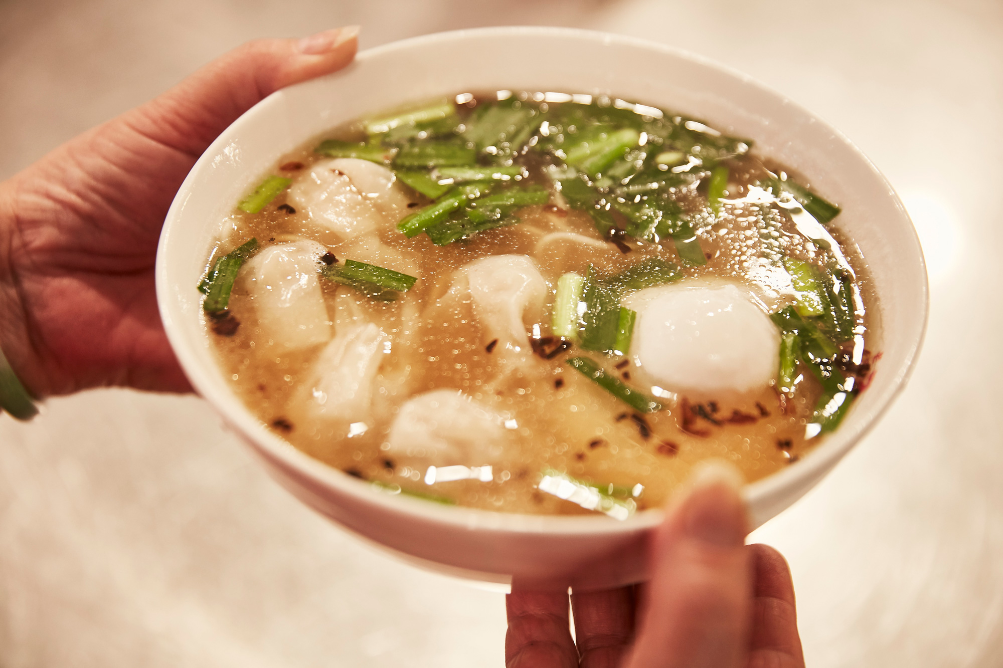 餛飩湯的湯頭也是每日現熬的噶瑪蘭黑豚豬大骨。（攝影／石吉弘）