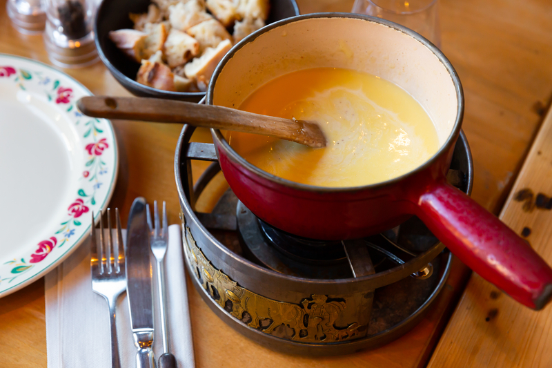 Fondue做法其實相當容易，僅需要準備起司湯底，即可在餐桌上沾取享用。（圖片來源／dreamstime）