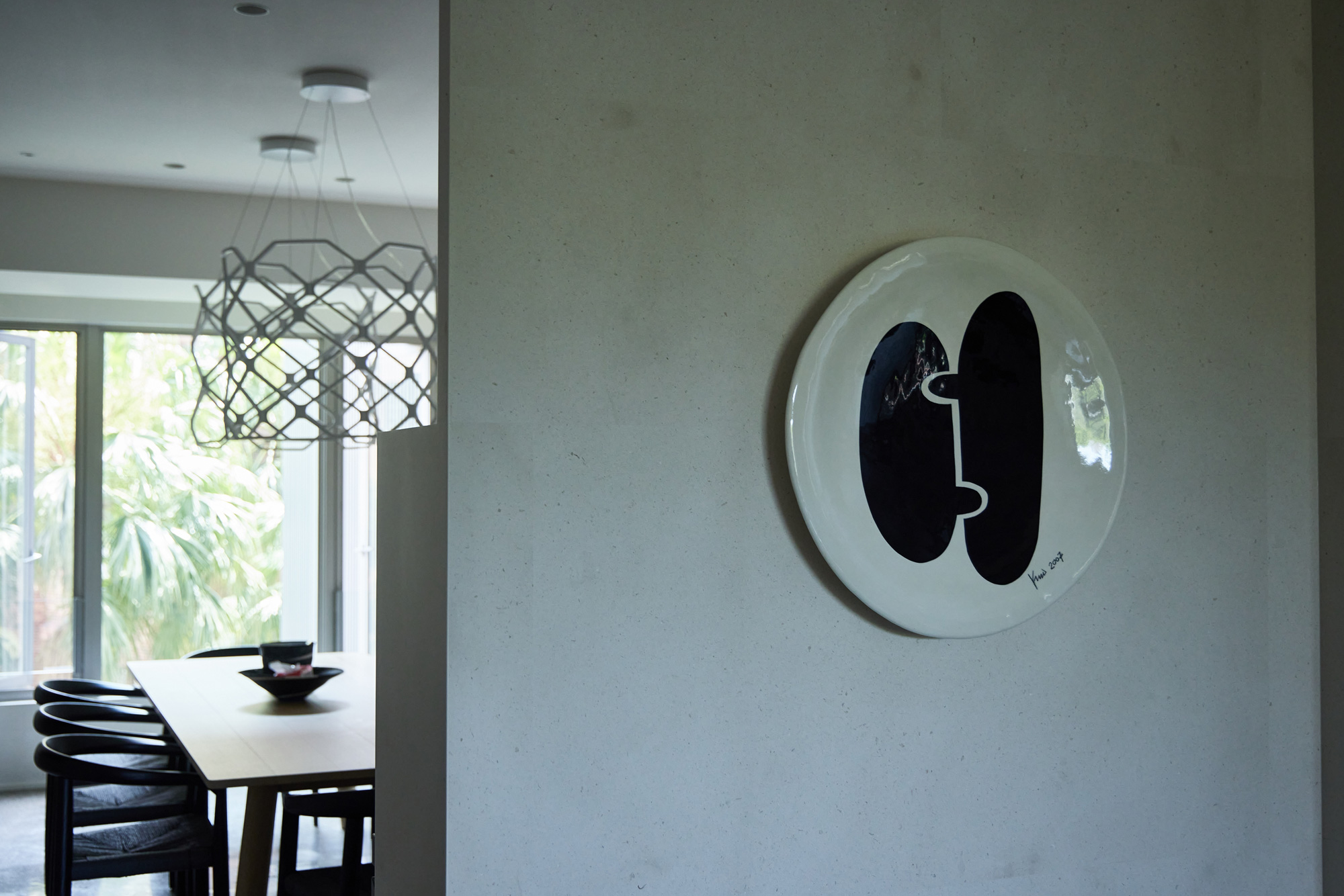 高秋鴻將不少大型名牌家具送人，現在家裡設計簡單，留白空間多，如藝廊。（攝影／羅芸）