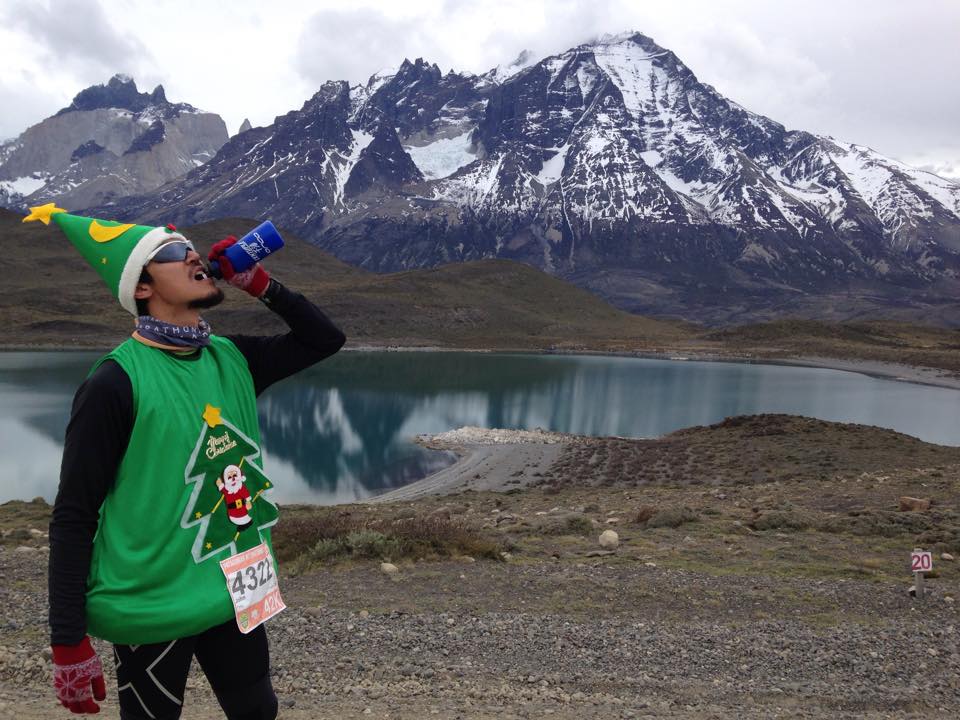 方俊強打扮成聖誕樹參加智利巴塔哥尼亞馬拉松。（圖片來源／方俊強）