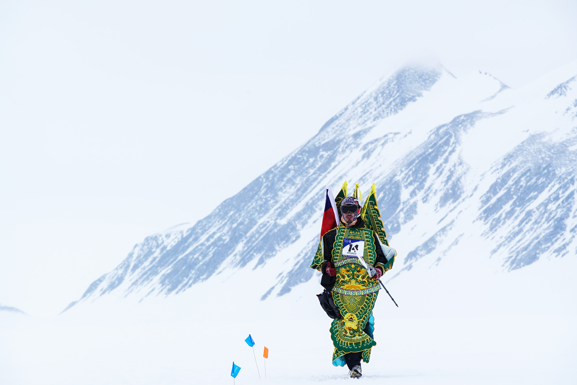 方俊強扮成關公，參加南極圈極地馬拉松。（圖片來源／方俊強）