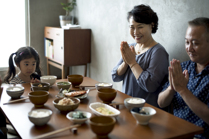 日本人用餐前會先雙手合十說「請容我享用（いただきます）」。（圖片來源／dreamstime）