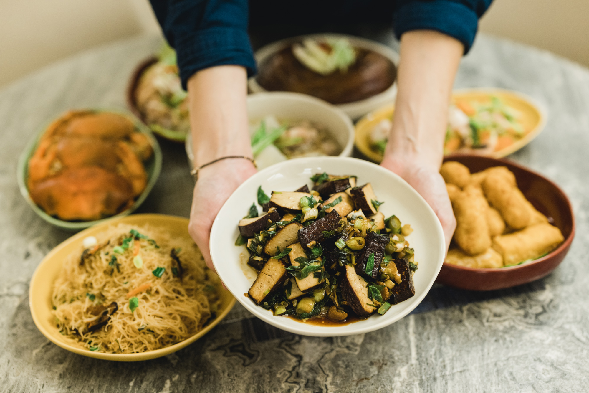 高度5公分的深盤，利於菜湯不外溢。（圖片來源／許家陶器品）