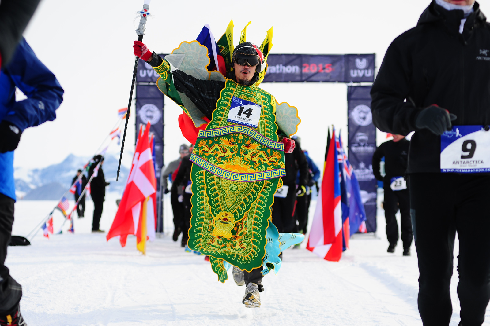 方俊強在零下20度的南極扮成關公，歷經近7個半小時，高舉關刀和國旗，通過終點拱門。（圖片來源／方俊強）