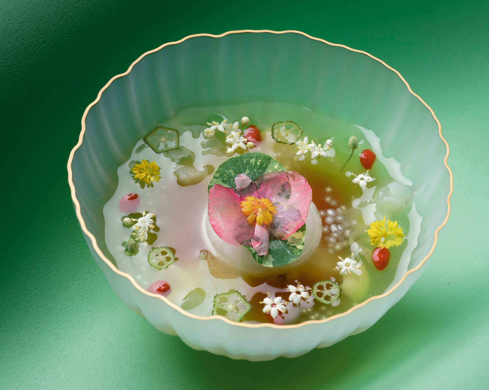 「睡蓮」使用豆花、枸杞、金蓮花、冬瓜露等台灣食材，組合成雅致的法國莫內花園。（圖片來源／akeruE Dessert）