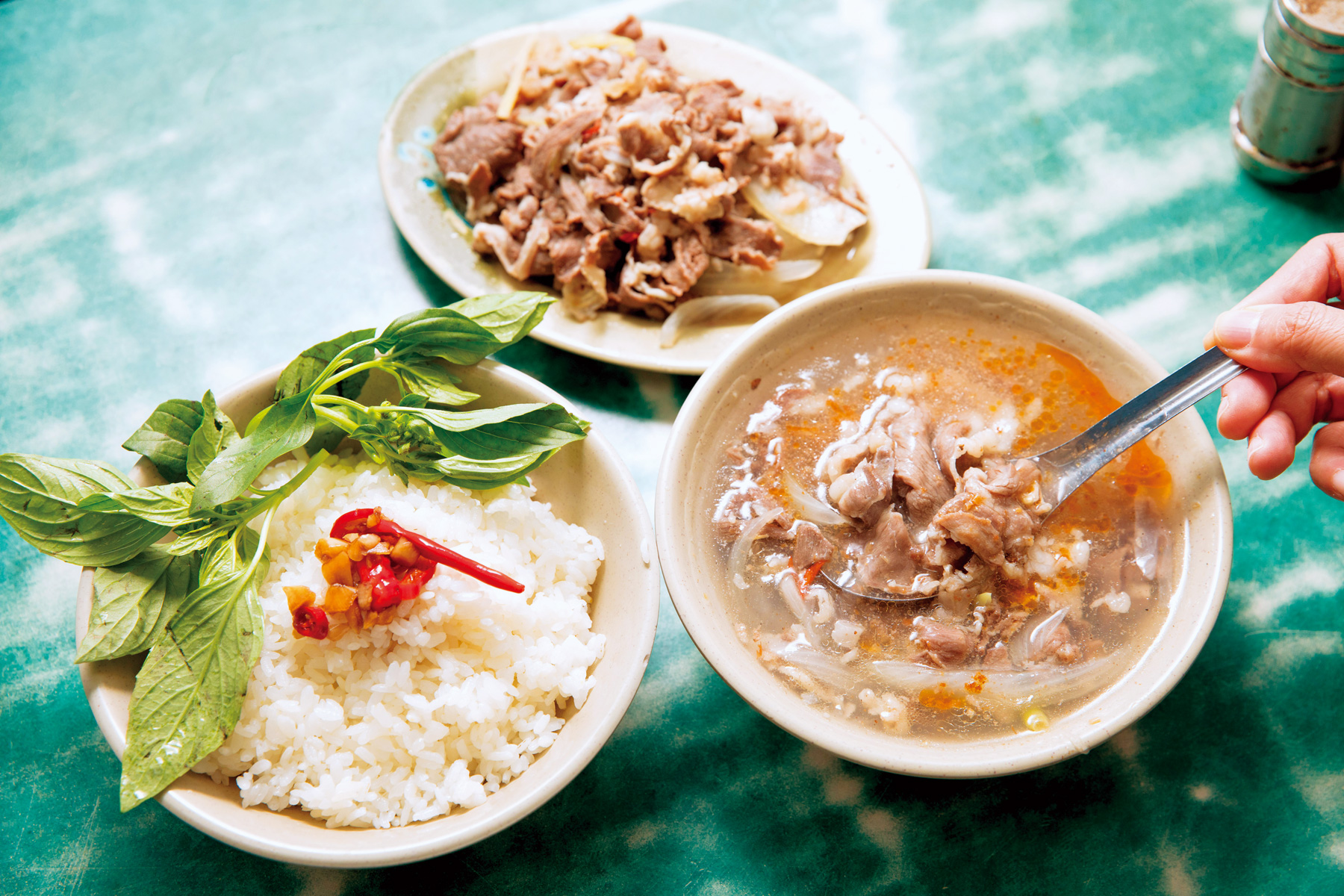 全台北最男子漢的蒜頭辣椒：阿榮羊肉飯。（攝影／陳宗怡）