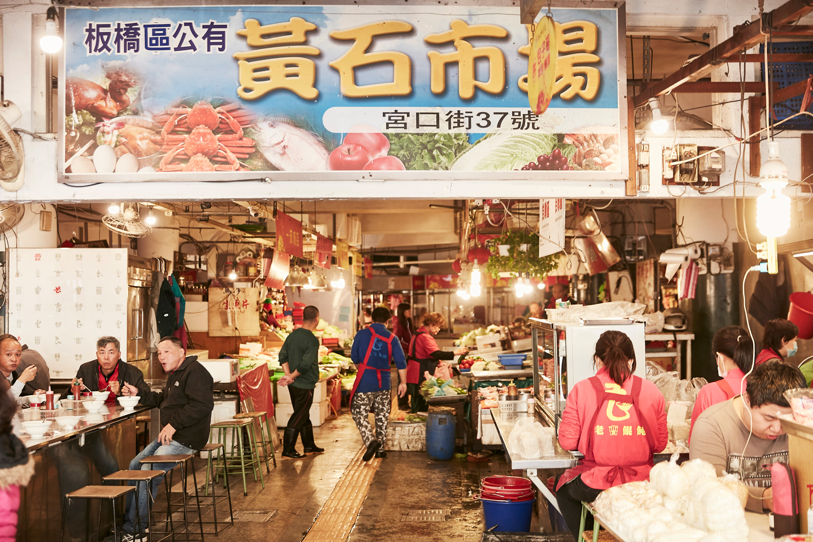 黃石市場除了傳統食材魚肉蔬果批發，也販賣服飾和小吃。（攝影／石吉弘）