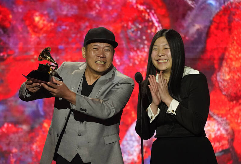 設計師蕭青陽和女兒蕭君恬，以「淡蘭古道三部曲」專輯獲得第65屆葛萊美獎最佳唱片包裝獎。（圖片來源／Getty Images via AFP）