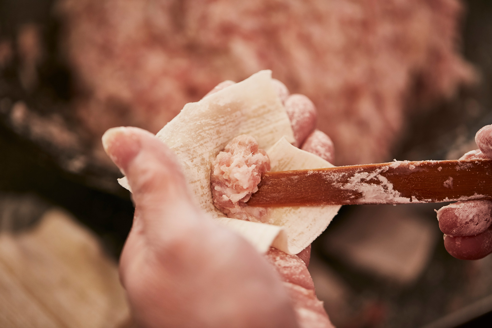 餛飩內餡用料單純，除了綿細如泥的豬肉外，就是鹽巴。（攝影／石吉弘）