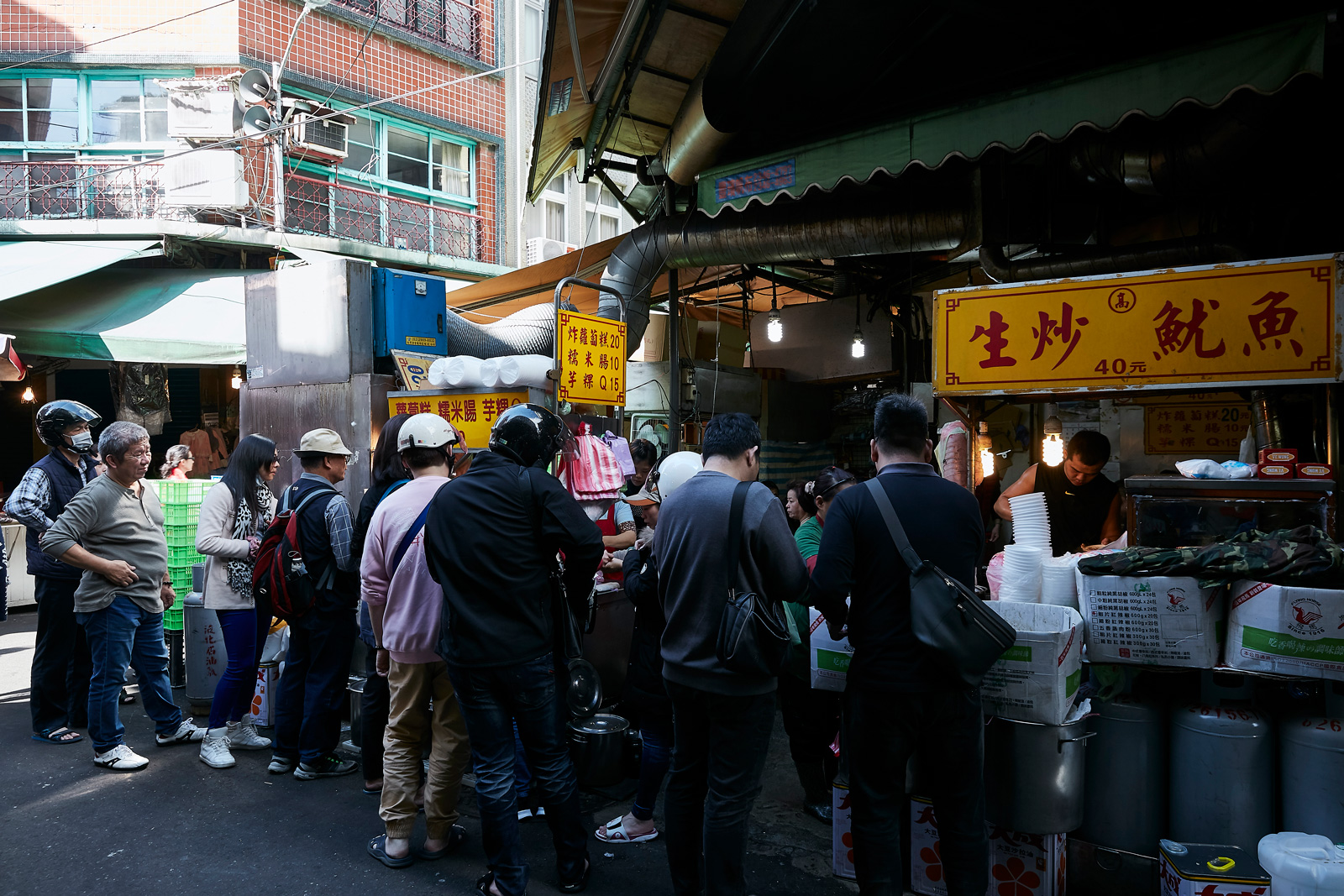 「生炒魷魚」用餐時刻座無虛席，外賣區更是人滿為患。（攝影／石吉弘）