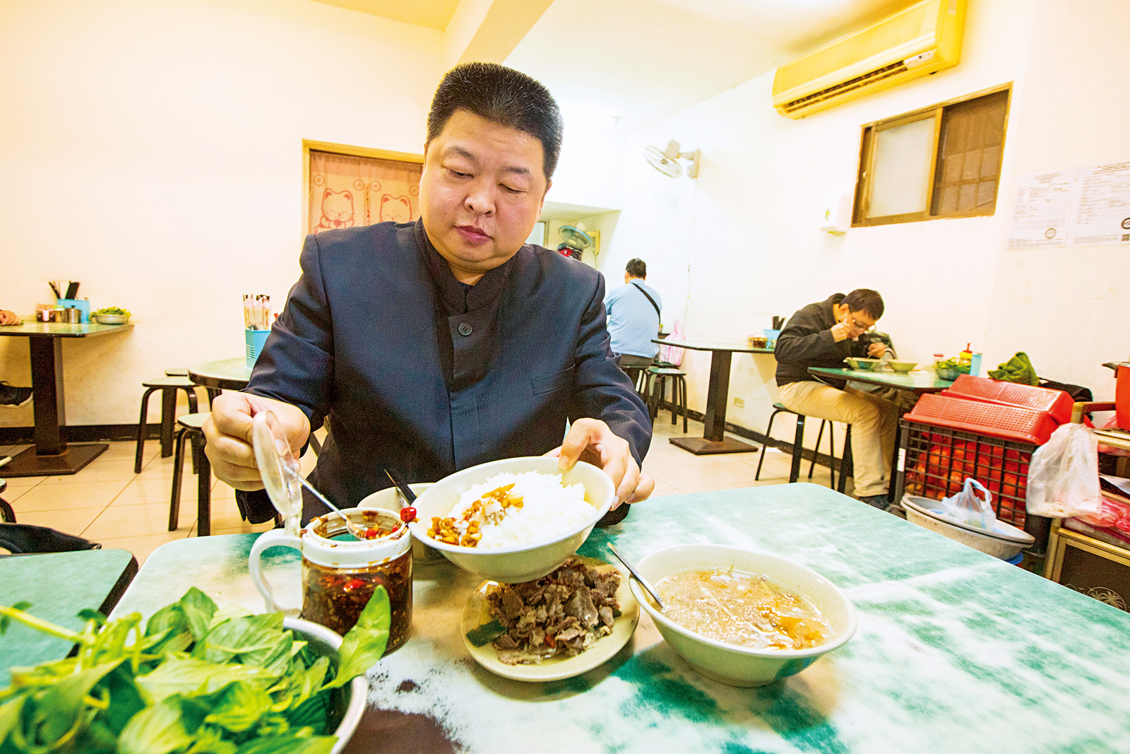 黃冠華是企業界美食百科,尤其鍾情台式家常小吃,手機記事本更記滿他的飲食筆記。(攝影/陳宗怡)