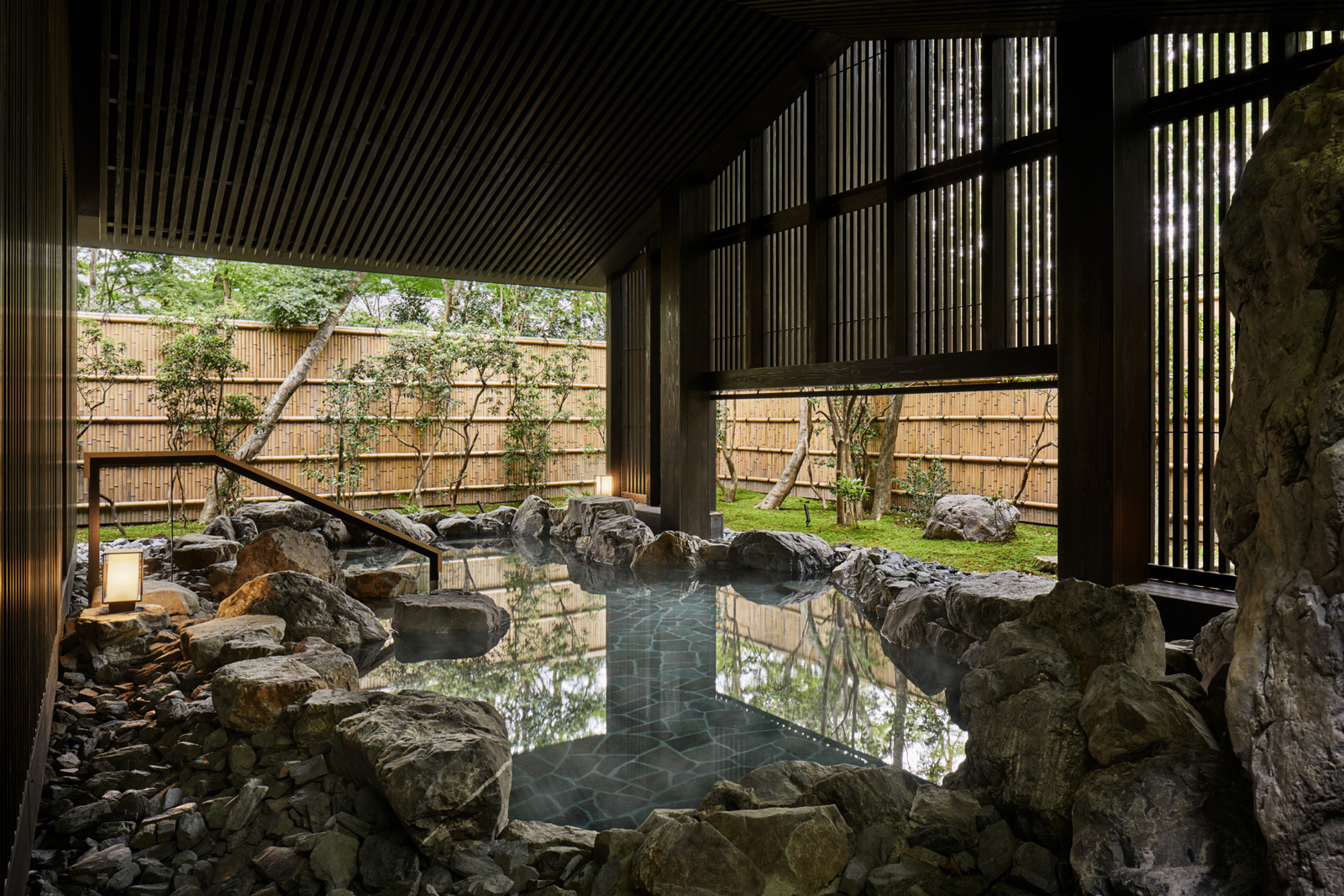 安縵京都提供了男女裸湯的大眾風呂，溫泉以日本傳統風格打造。（圖片來源／安縵京都）