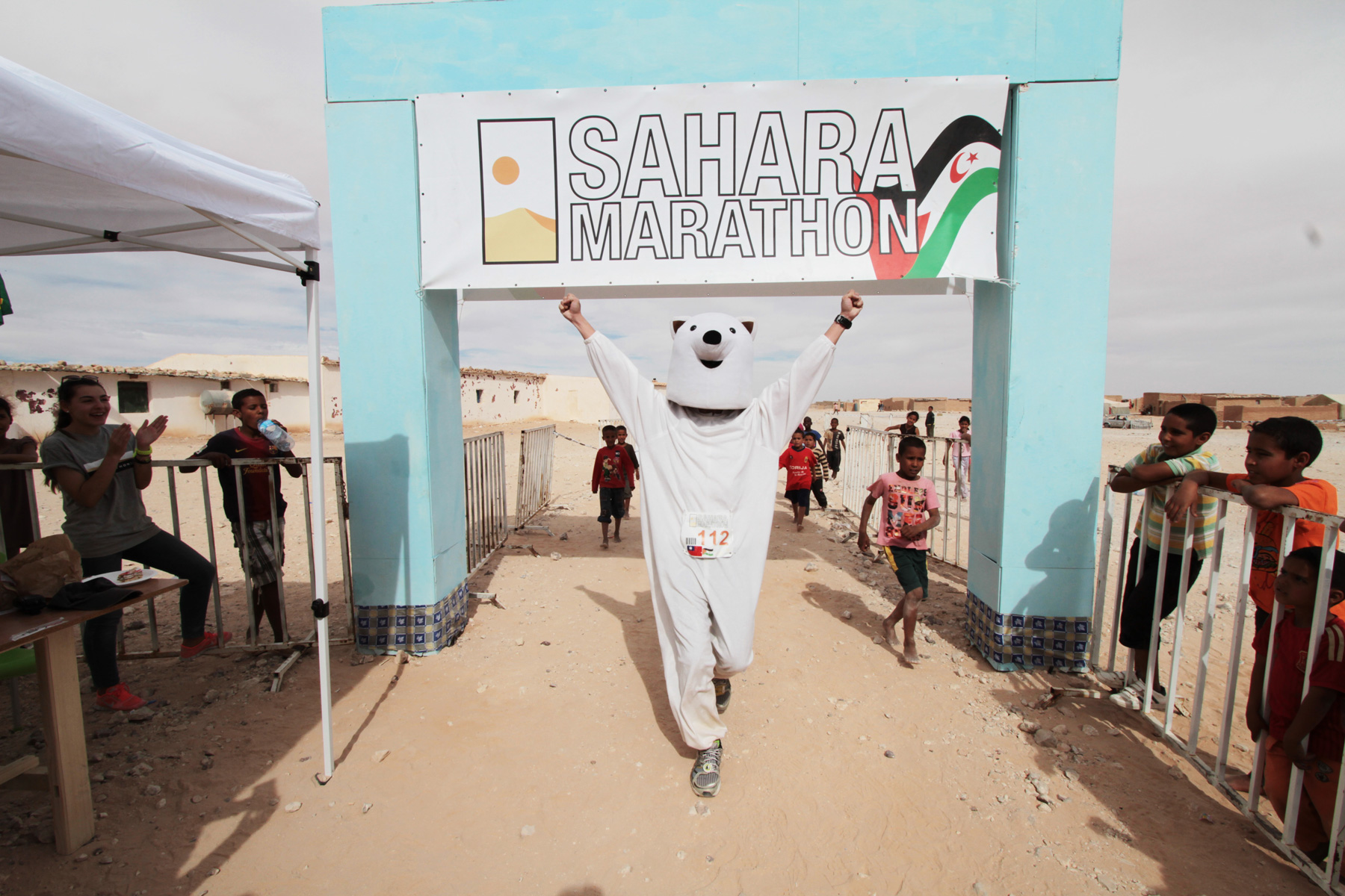 方俊強扮成北極熊參與撒哈拉馬拉松。（圖片來源／方俊強）