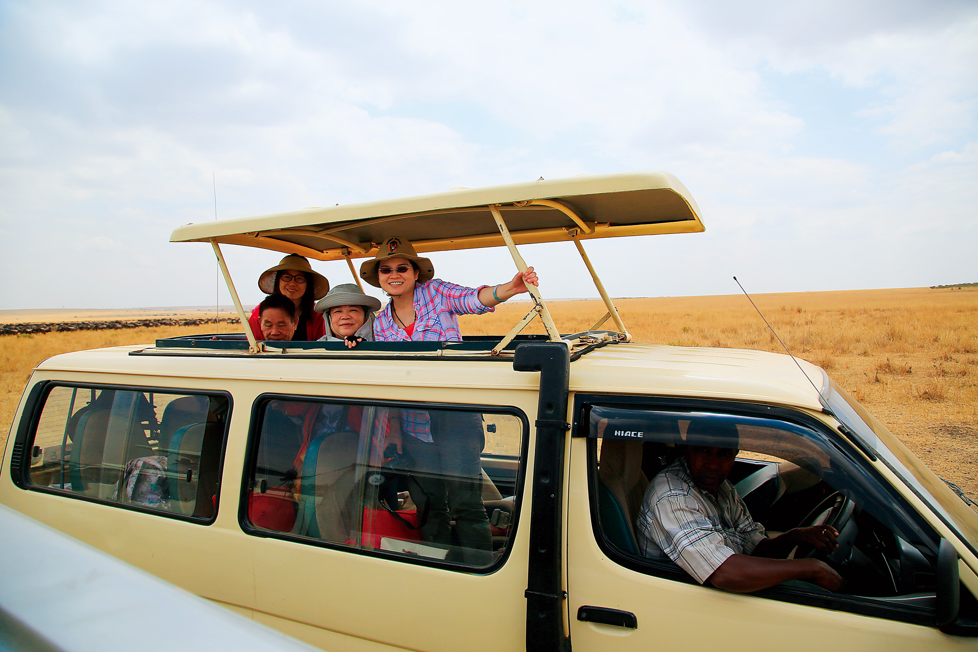 非洲safari最適合搭乘改裝掀蓋車，觀察、拍攝動物更清楚。（圖片來源／林貞玫）