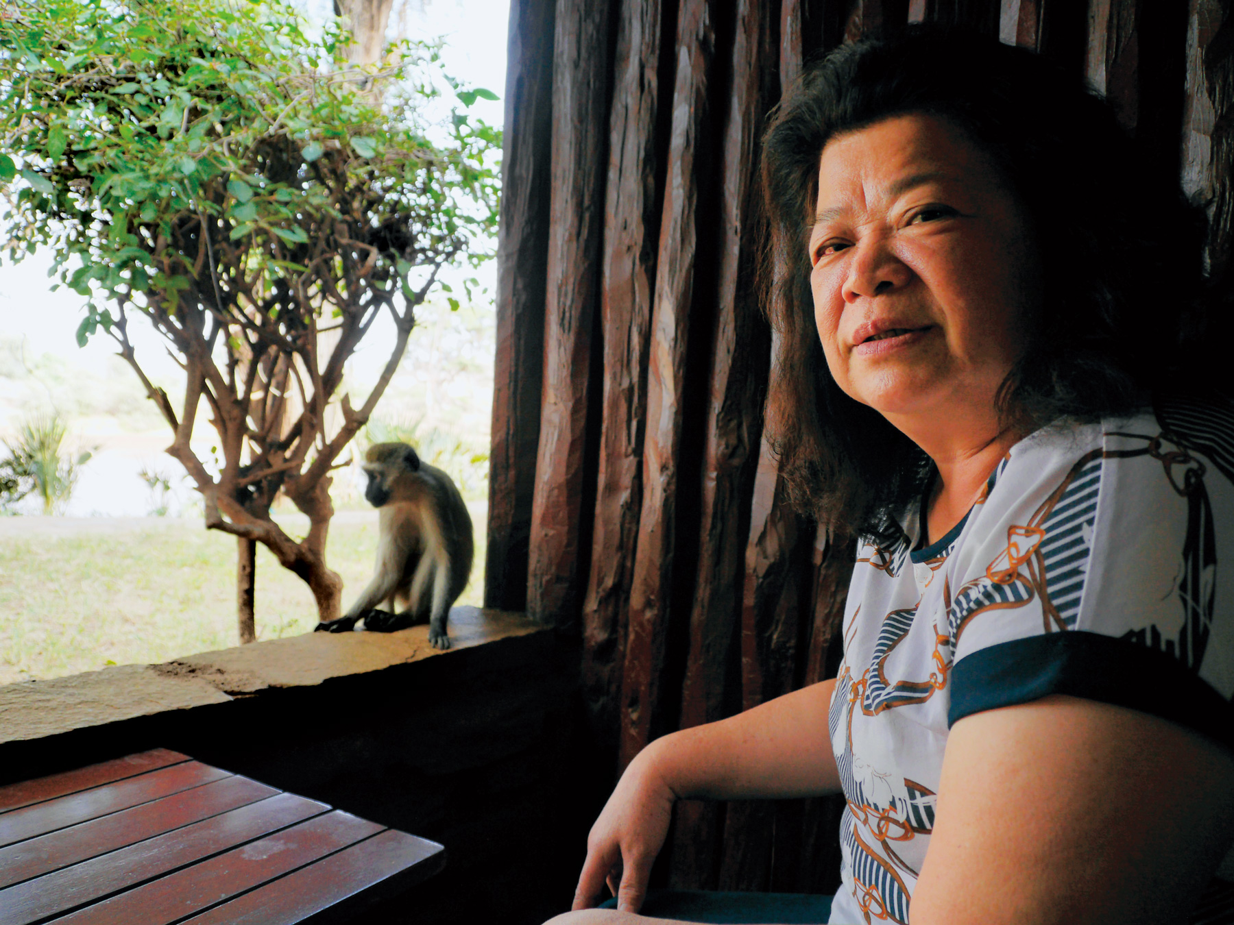 媽媽林吳錦雀在旅館陽台發現長尾猴來訪。（圖片來源：林貞玫提供）