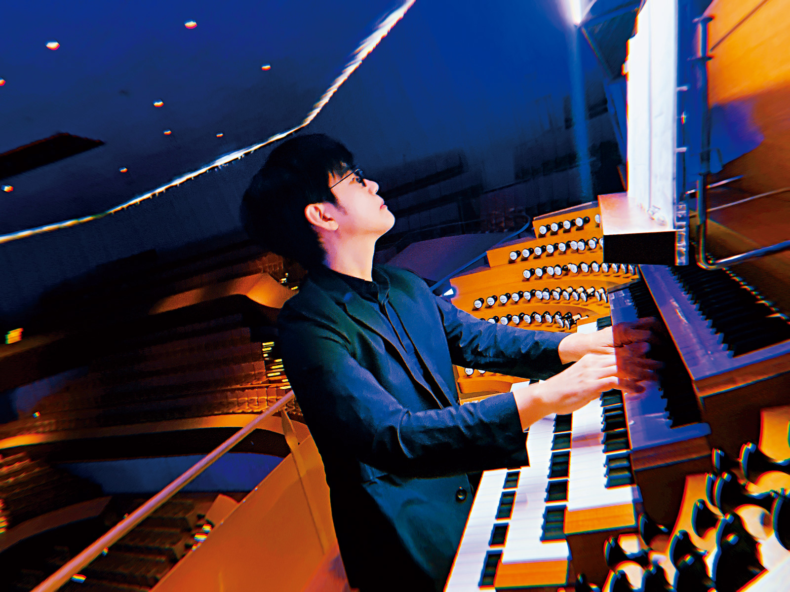 陳建騏在「一人之海音樂會」以反向操作彈奏管風琴，讓觀眾近距離享受他獨特的音樂品味。（圖片來源／陳建騏）