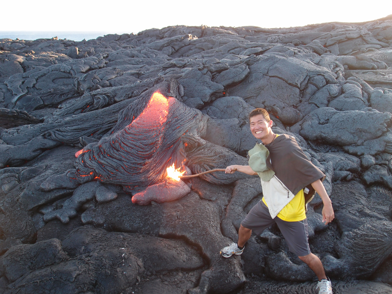 方俊強到夏威夷大島火山健行，用木棒戳熔岩岩漿，木棒前端開始著火，再抽出讓火熄滅。卡拉帕納小鎮可以感覺到火山熱氣，還有岩漿流動。（圖片來源／方俊強）