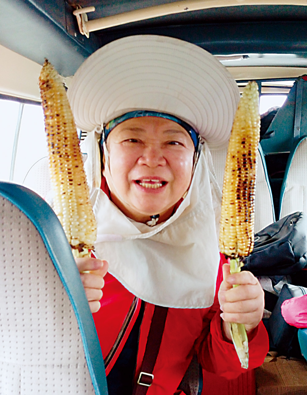 旅遊途中有大小新鮮事，就連肯亞玉米的長度，也讓媽媽林吳錦雀感到驚艷。（圖片來源：林貞玫提供）