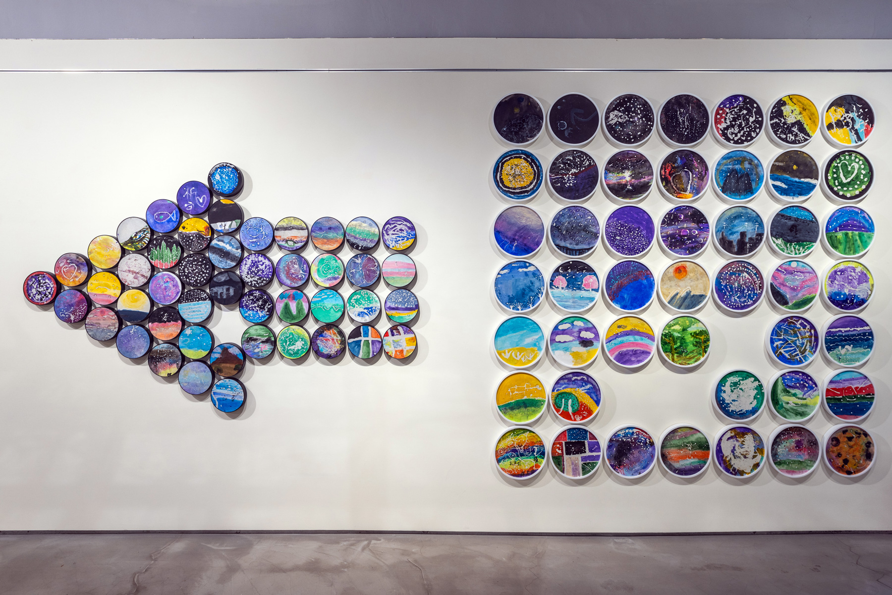 藝術家張若綺教池上國中七年級的學生將蠟染的技術用於宣紙創作，《池上的顏色》用蠟液滴在紙上呈現朦朧的美感。（圖片來源／台灣好基金會）