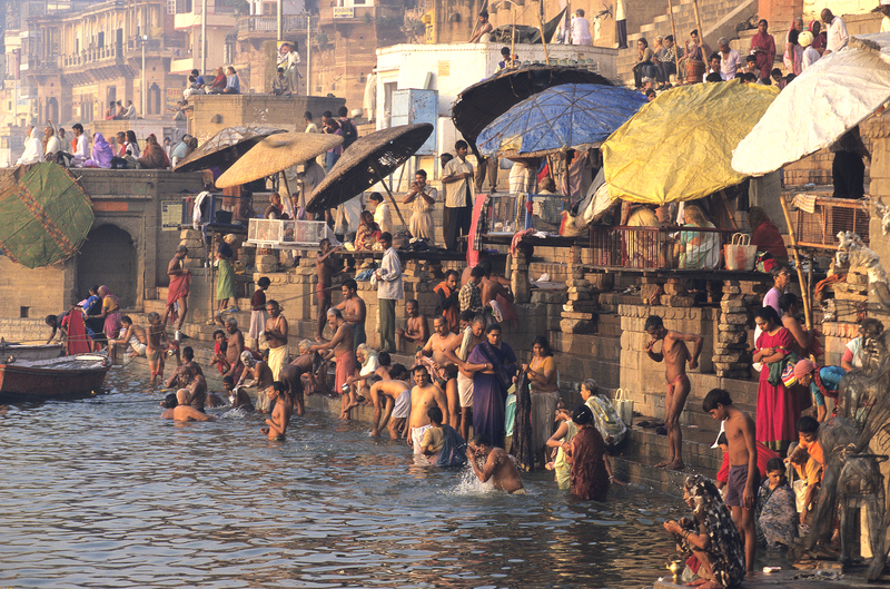 在瓦納拉西的恆河邊進行沐浴儀式的印度人。（圖片來源／dreamstime）