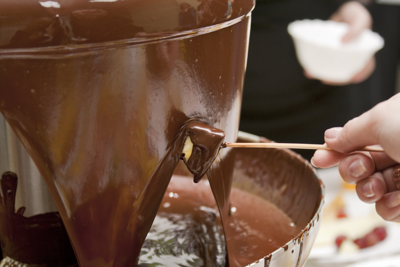 「Fondue」也可用來指稱其他食材所製的融漿火鍋，例如與起司鍋同樣著名的巧克力火鍋（Chocolate fondue）。（圖片來源／dreamstime）