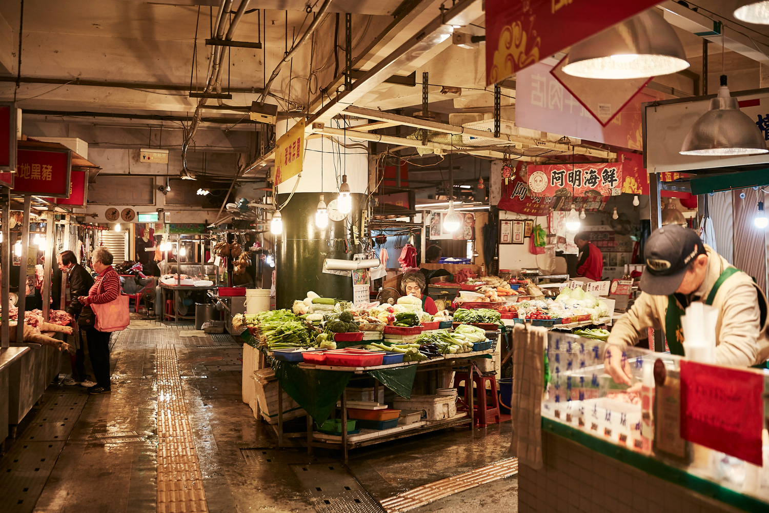 板橋府中站的「黃石市場」是當地傳統菜市場，是在地民眾習慣採購處。（攝影／石吉弘）