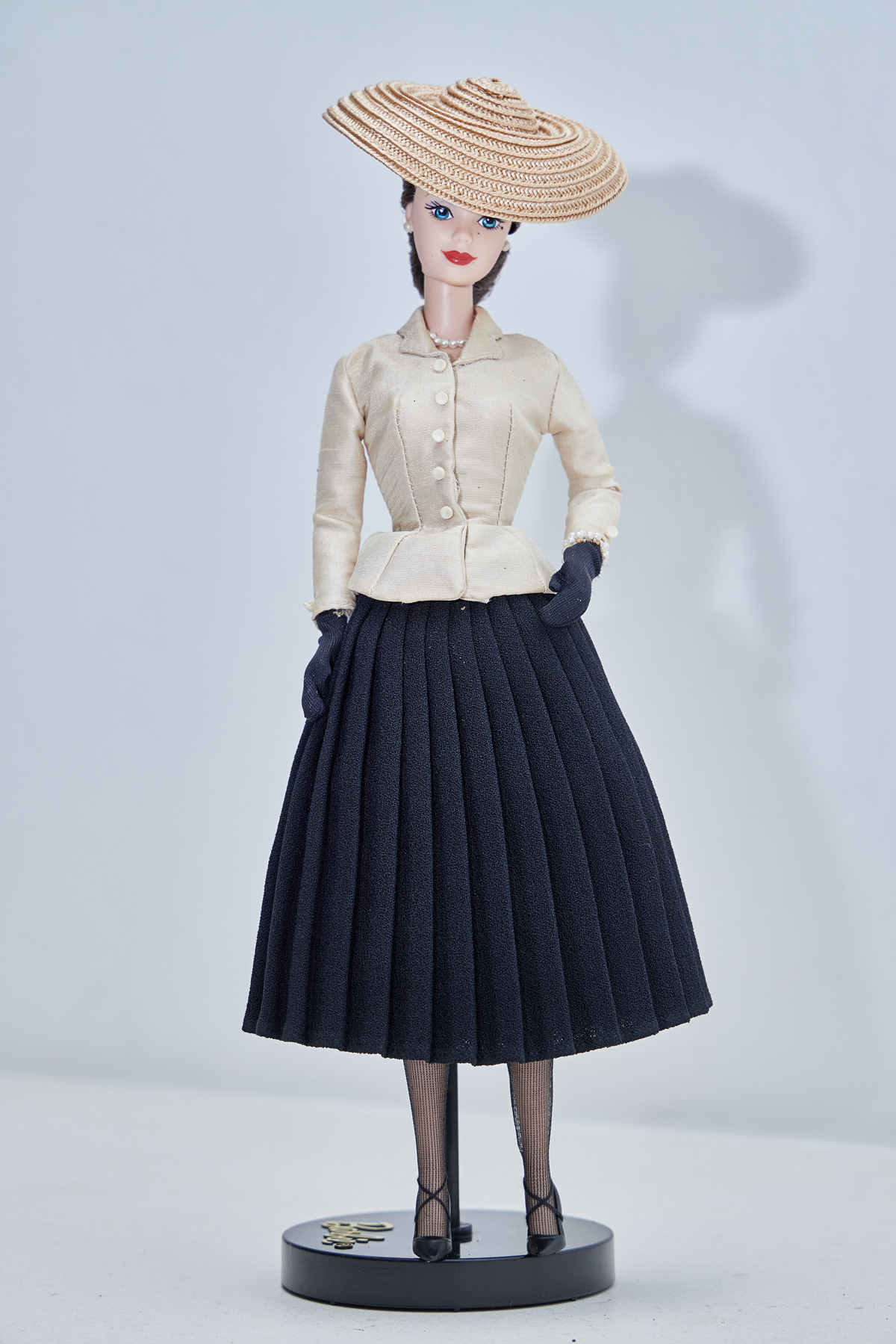 巴黎骨董店獲得的這只娃娃是，代表了1947年，克里斯汀．迪奧（Christian Dior）發表的高級訂製服新風貌。（攝影／石吉弘）