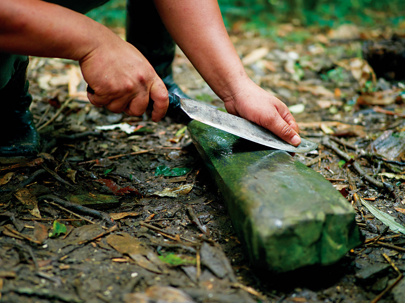 傳承四代的磨刀石，是布農族獵人不可或缺的。（攝影／王文廷）